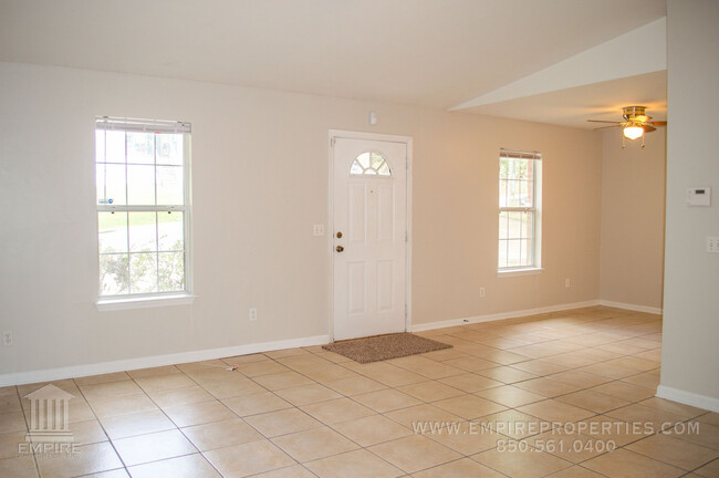 Building Photo - Spacious Central Townhome