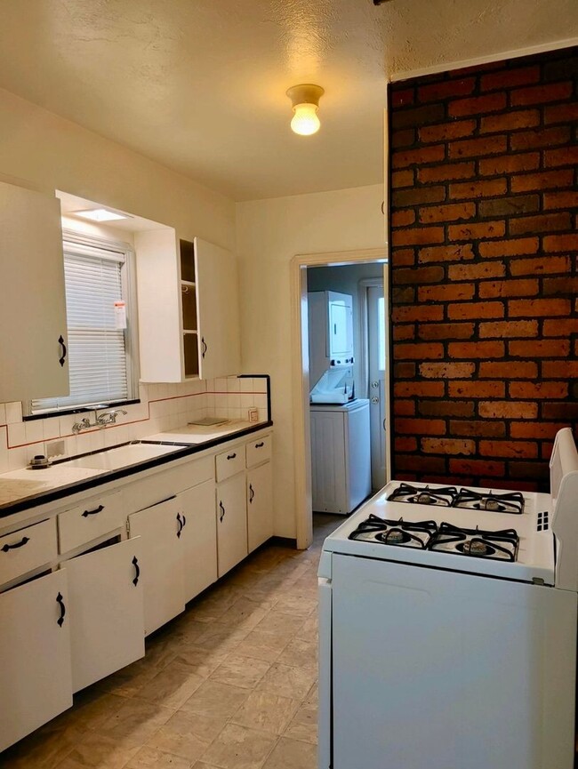 Building Photo - 1 Bedroom/1 Full Bath