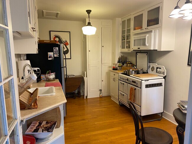 Kitchen - 6115 Winans Dr