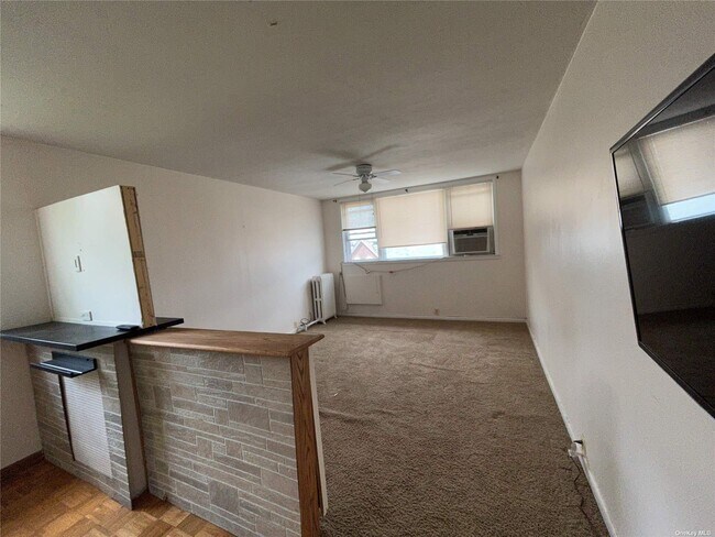 Building Photo - 71-14 52nd Ave