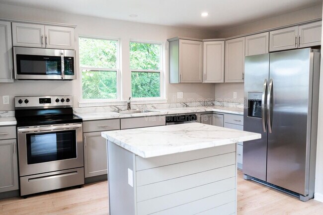 Building Photo - 614 Hillview Rd