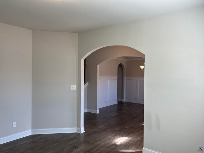 Building Photo - 105 Lacey Oak Ln