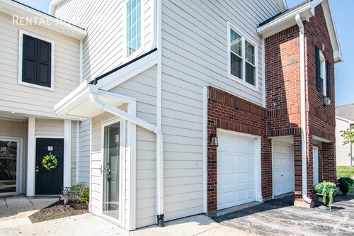 Building Photo - Spacious 2nd floor condo in desirable Toma...