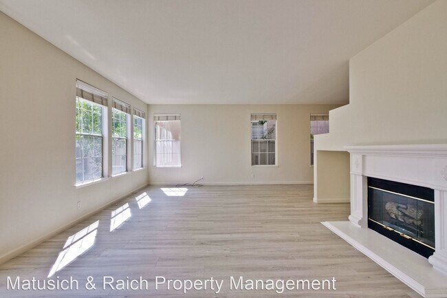 Building Photo - 4 br, 2.5 bath House - 5580 Cooney Place