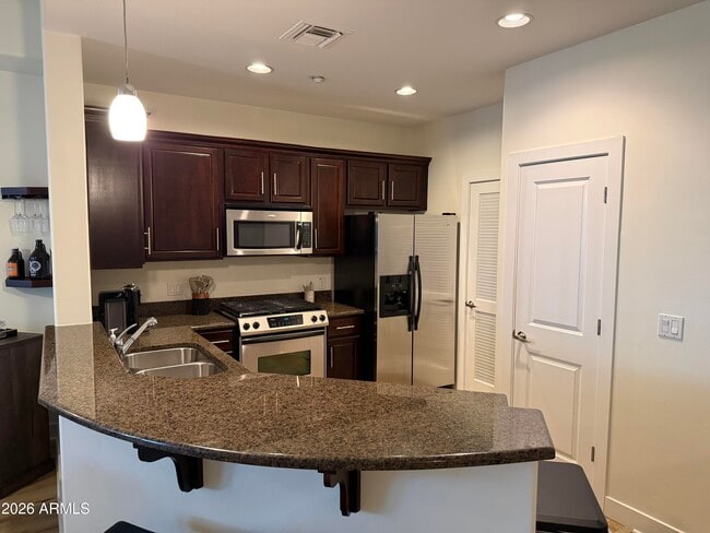 Building Photo - 945 E Playa Del Norte Dr