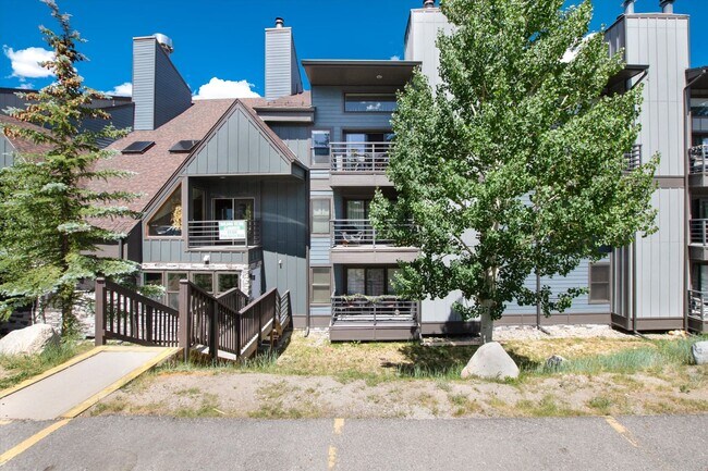 Foto del edificio - Furnished 2 bedroom plus LOFT in Silverthorne.  Available Now through the end of May 2027!  Utili...