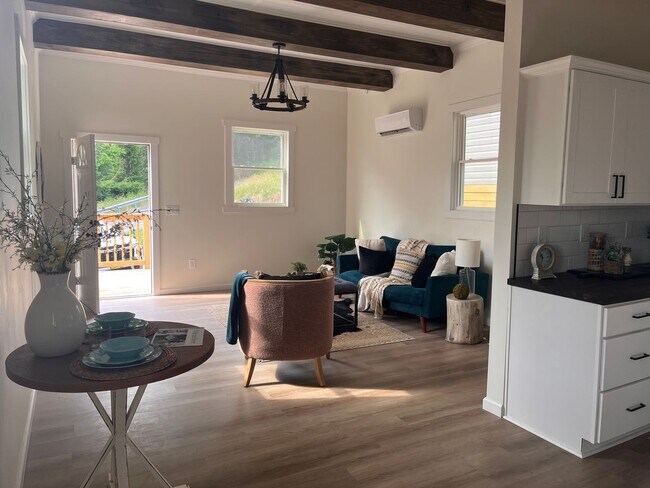 Foto del edificio - Beautiful new construction off Rivermont! ...