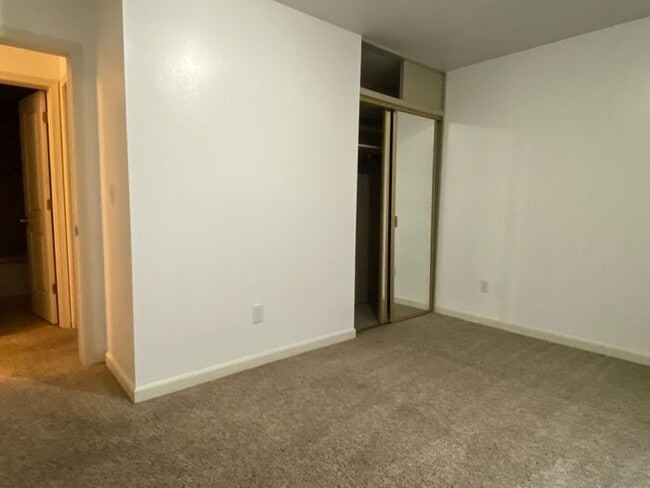 Building Photo - Updated 3 bed 1 bath apartment in duplex