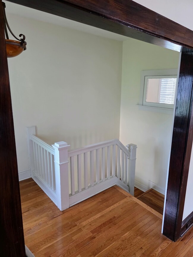 Hallway/entryway - 5229 Lansdowne Ave