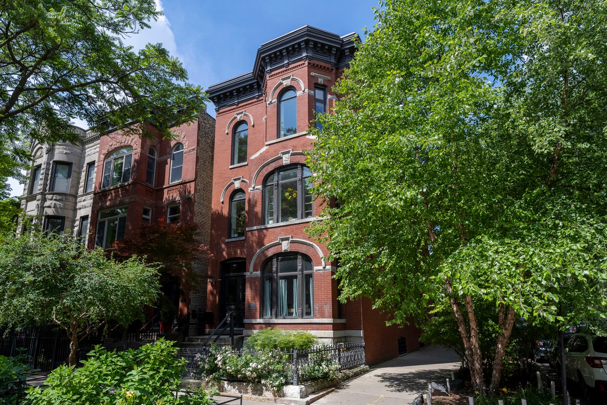 Primary Photo - 1254 N Hoyne Ave