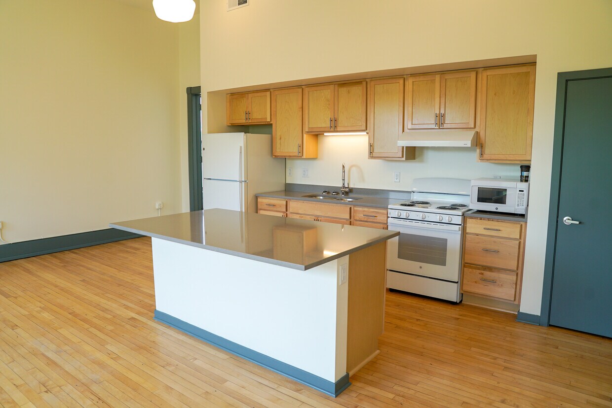 cocina con isla - 37th St School Senior Apartments