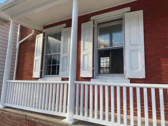 Foto del edificio - 114 N Brown St