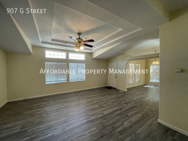 Building Photo - 907 G St