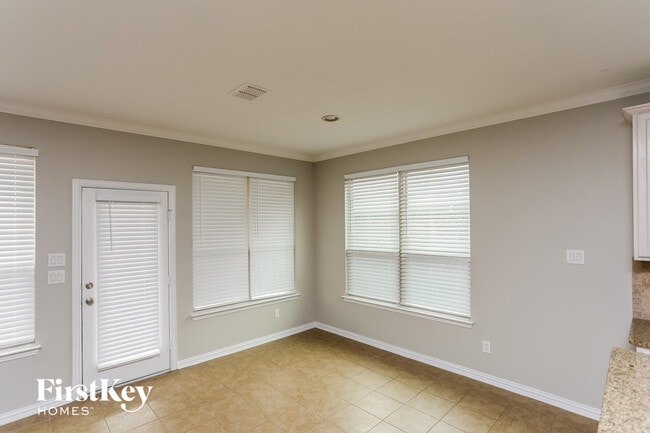 Foto del edificio - 150 Cameron Dr