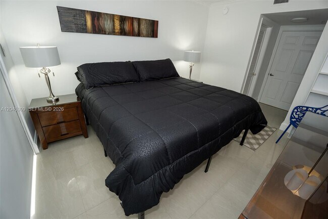Foto del edificio - 2951 S Bayshore Dr