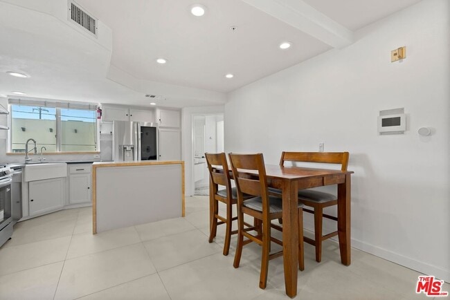 Building Photo - 3854 Beethoven St