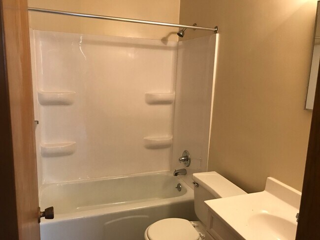 Foto del edificio - Forestview 1 Bedroom Lower Unit