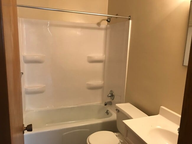 Foto del edificio - Forestview 1 Bedroom Lower Unit