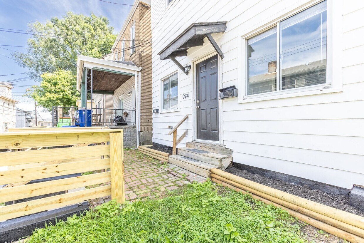 974 Manton Way Unit Apt 1, Pittsburgh, PA 15210 Room for Rent in