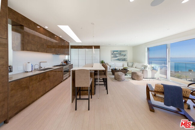 Foto del edificio - 18223 Coastline Dr