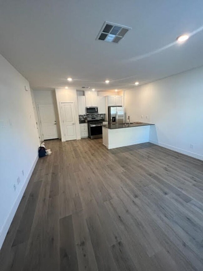 Foto del edificio - Brand new condo, in convenient location, r...