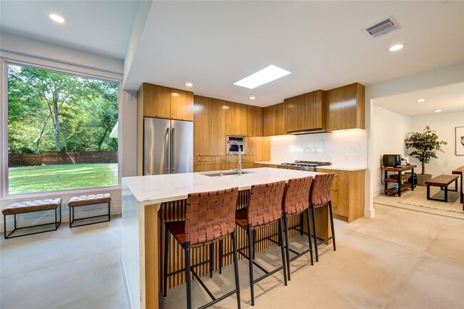 Foto del edificio - 303 Isolde Dr