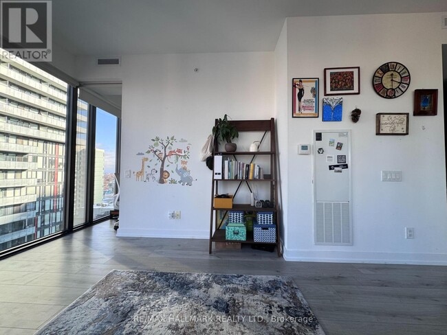 Building Photo - 161 Roehampton Ave