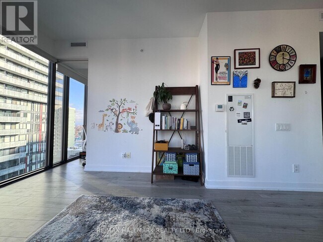 Photo du bâtiment - 161 Roehampton Ave