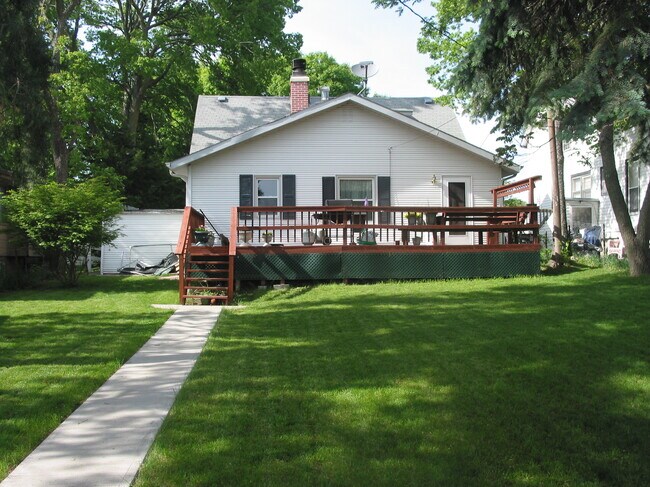 Huge back yard deck for barbeque and picnic - 4723 Meredeth St
