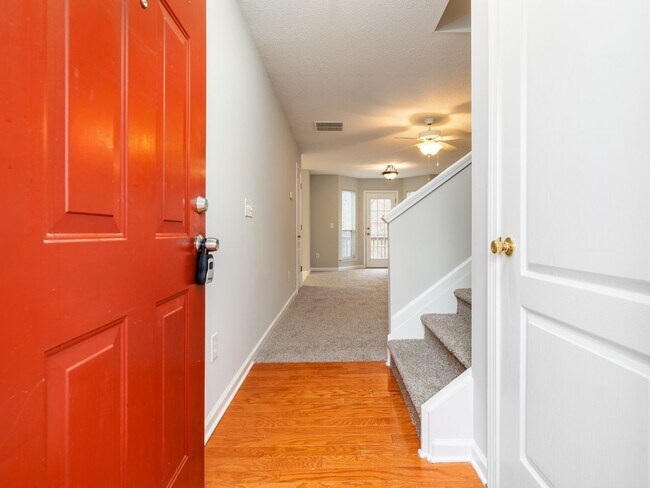 Foto del edificio - 427 Red Coat Ln