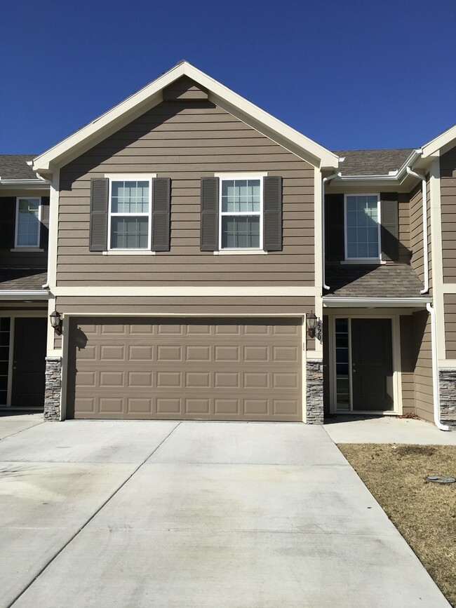 Building Photo - 3 Bed 2 Car Townhome in Grain Valley