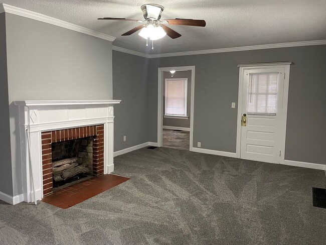 Building Photo - 3 BED, 1 BATH HOME $1,275 MONTH, $1,275 DEPOSIT!!
