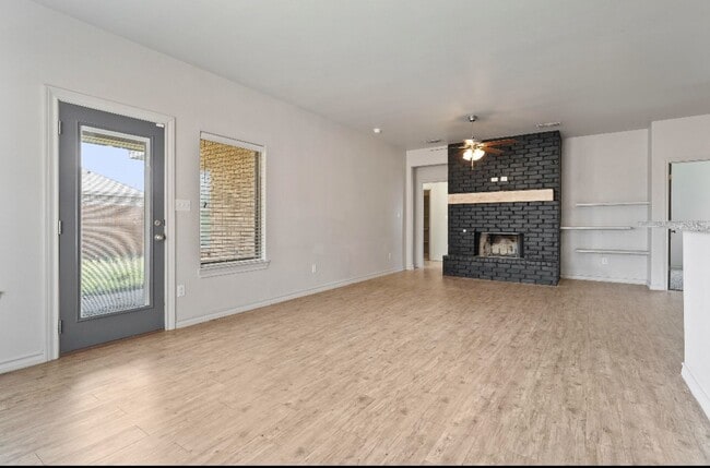 Foto del edificio - 4 bed 2 bath in North Pointe now available