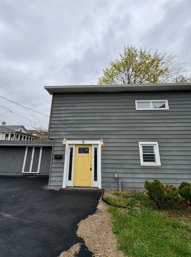 Building Photo - 122 Linden St