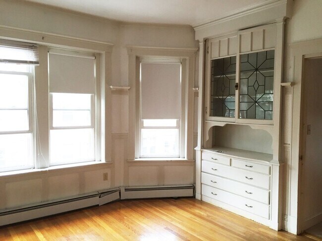 Foto del edificio - 4-bed + 2-bath @ Packard's Corner ~ BU