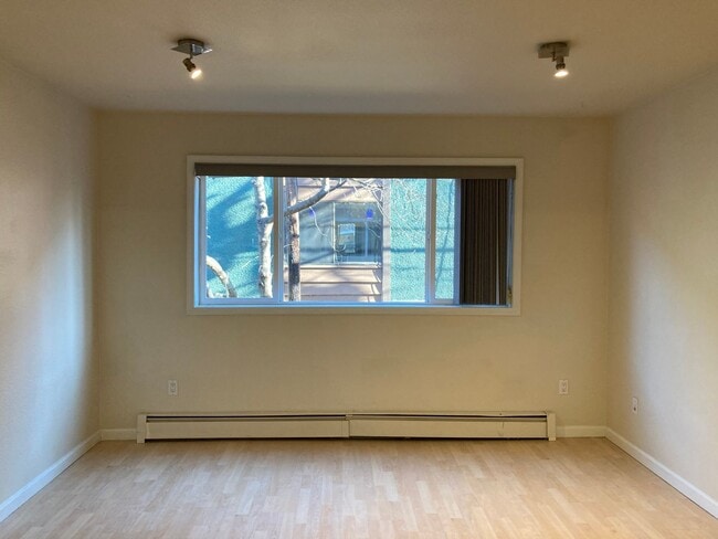 Building Photo - 2 Bdrm Condo off Spenard & 25th - Close to...