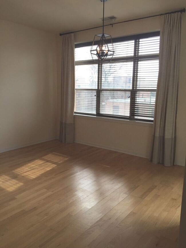 Foto del edificio - 2935 N Clybourn Ave