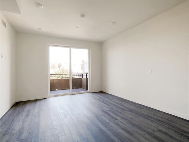 Living Room View 1 - 928 S Berendo St
