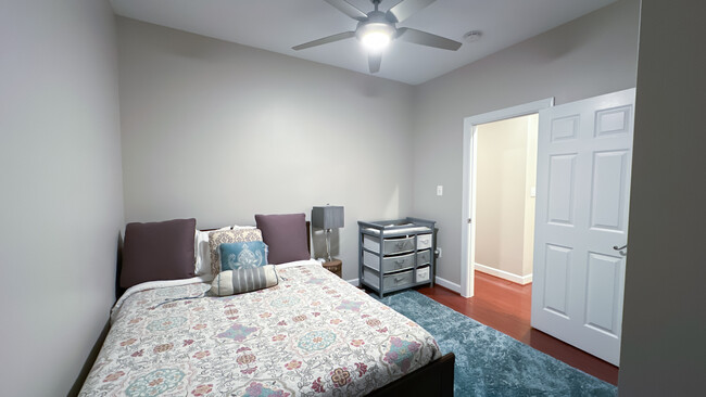 Dormitorio 2 con cama Queen - 158 R St NE