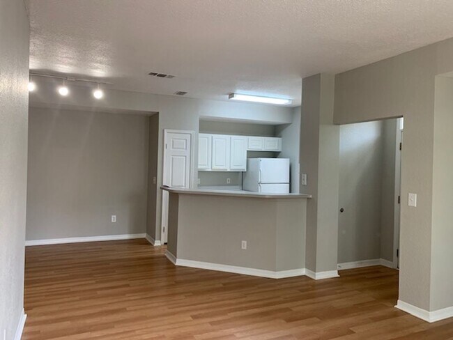 Foto del edificio - Nice size 1 bedroom condo for rent in Bish...
