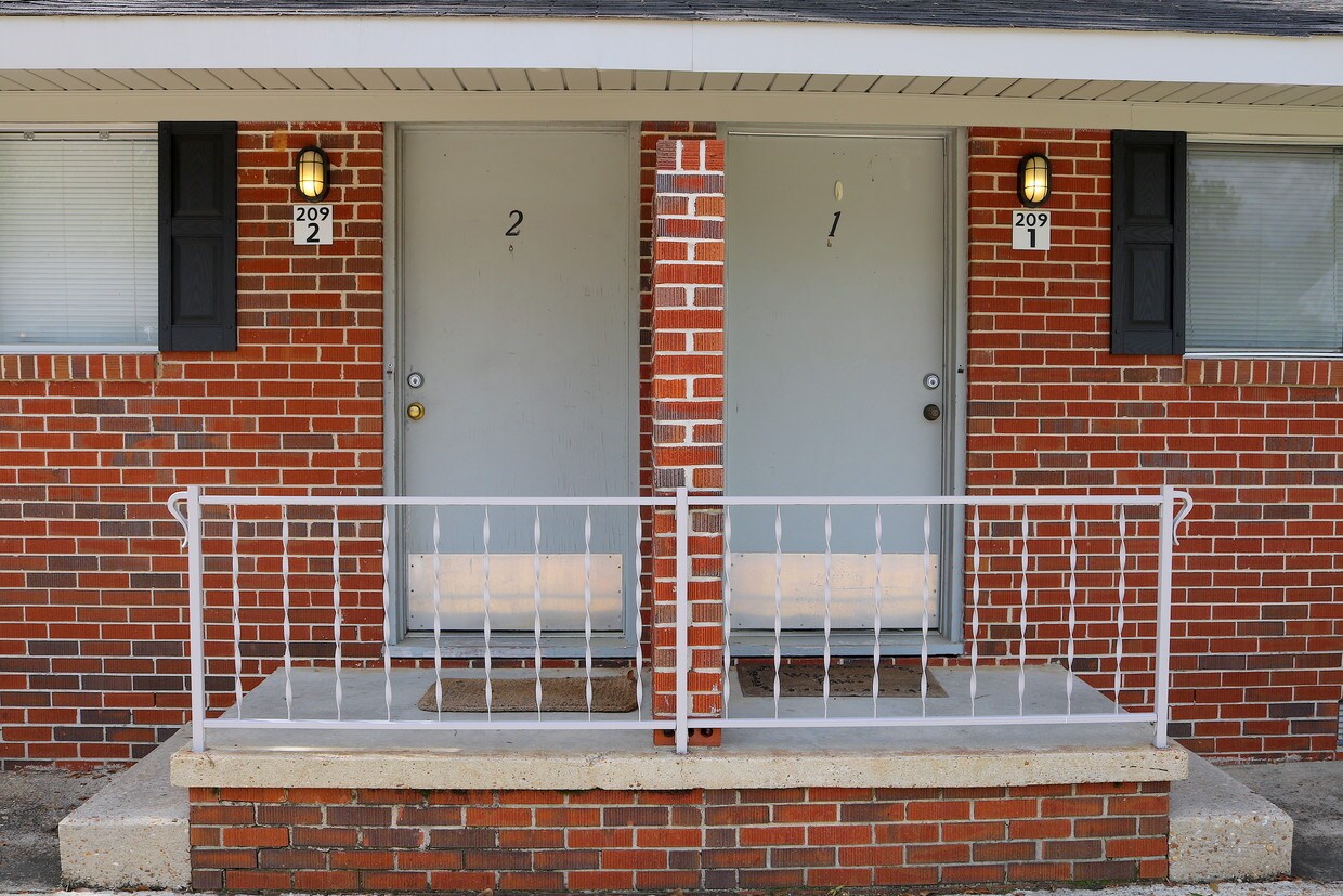 Chapel Row - 211 Auburn Dr