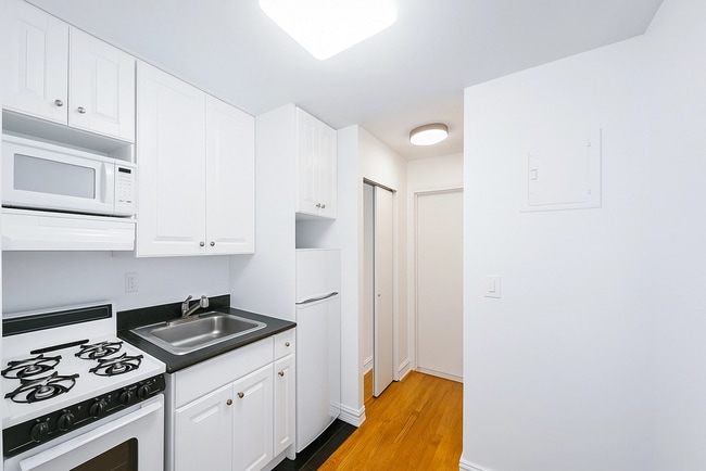 Building Photo - 156 E 83rd St