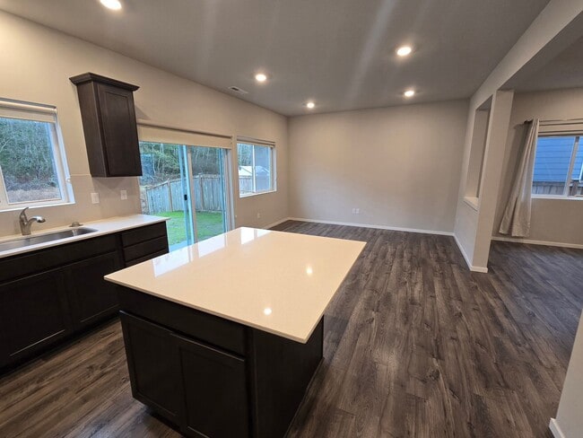 Building Photo - 3 Bedroom 2.5 Bath Home in Stanwood - Pet Friendly!