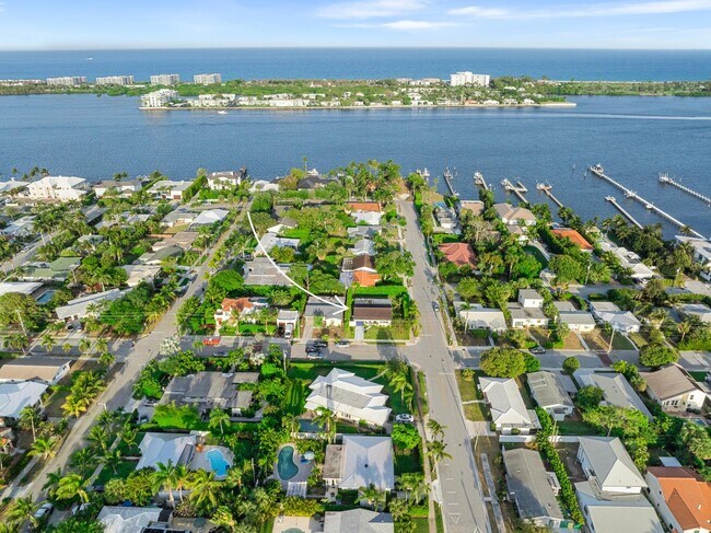 Foto del edificio - 1906 N Lakeside Dr
