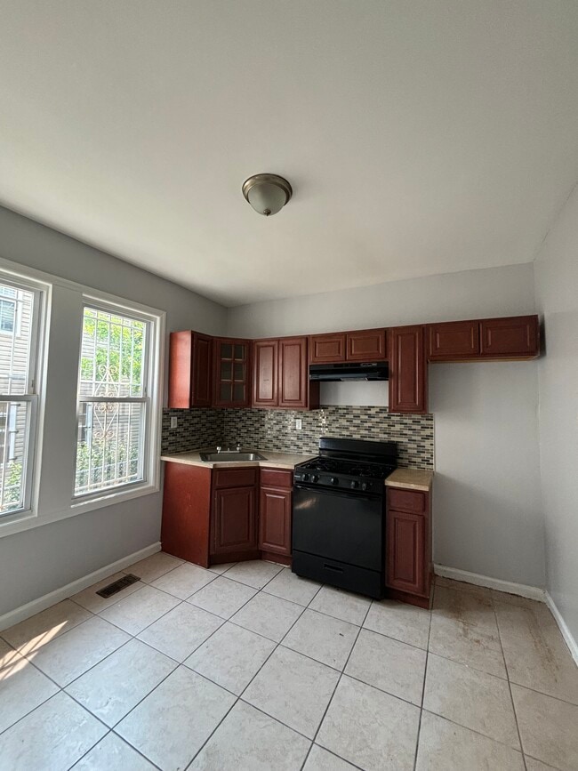2L - 641 15th Ave