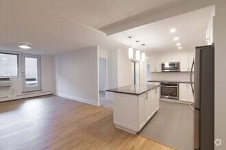 Building Photo - 4800 Maisonneuve Blvd W