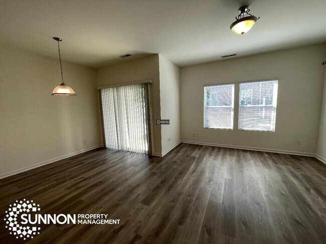 Foto del edificio - Fresh and finished: 3 bed, 2.5 bath townho...