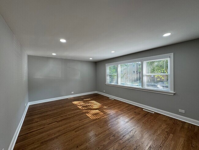 Building Photo - 6236 N Francisco Ave