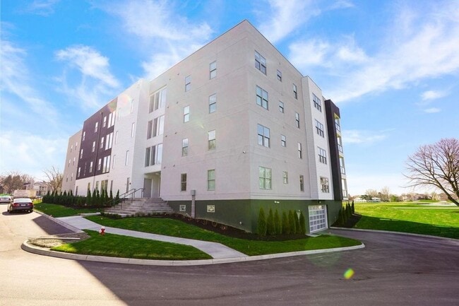 Building Photo - Luxury 1st Floor Condo Overlooking Little Turtle Country Club Golf Course
