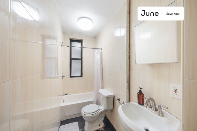 Building Photo - 225 W 109th St